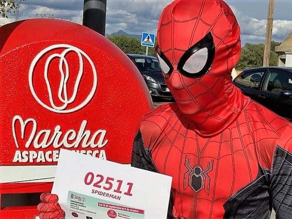 Uno de los participantes de la 8ª Marcha Aspace Huesca disfrazado de Spiderman.