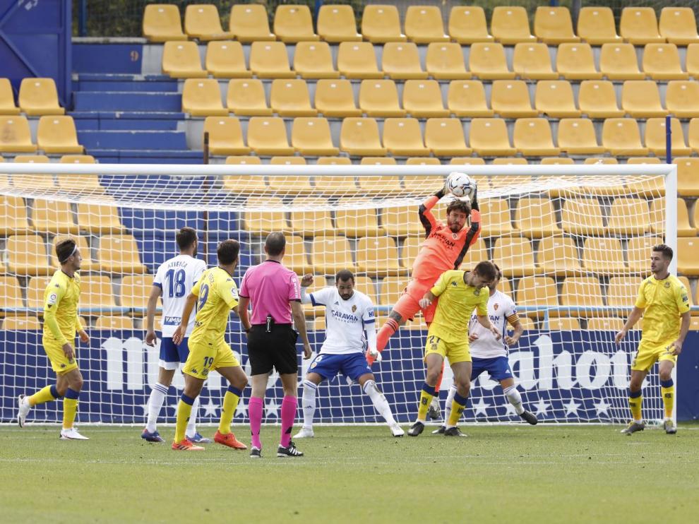 Cristian Álvarez atrapa un balón por alto volcado al área zaragocista en la recta final del partido en Alcorcón.