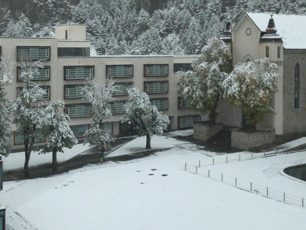 Muchos puntos del Pirineo, como XXXX, han amanecido con importantes espesores de nieve.