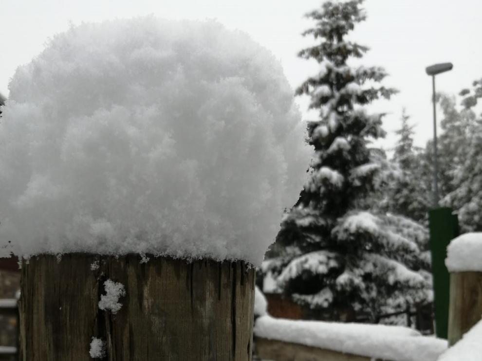 Muchos puntos del Pirineo, como XXXX, han amanecido con importantes espesores de nieve.