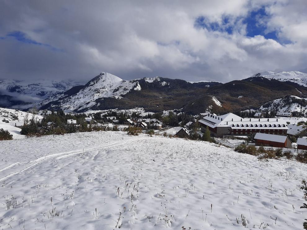 Muchos puntos del Pirineo, como Sallent de Gállego, han amanecido con importantes espesores de nieve.