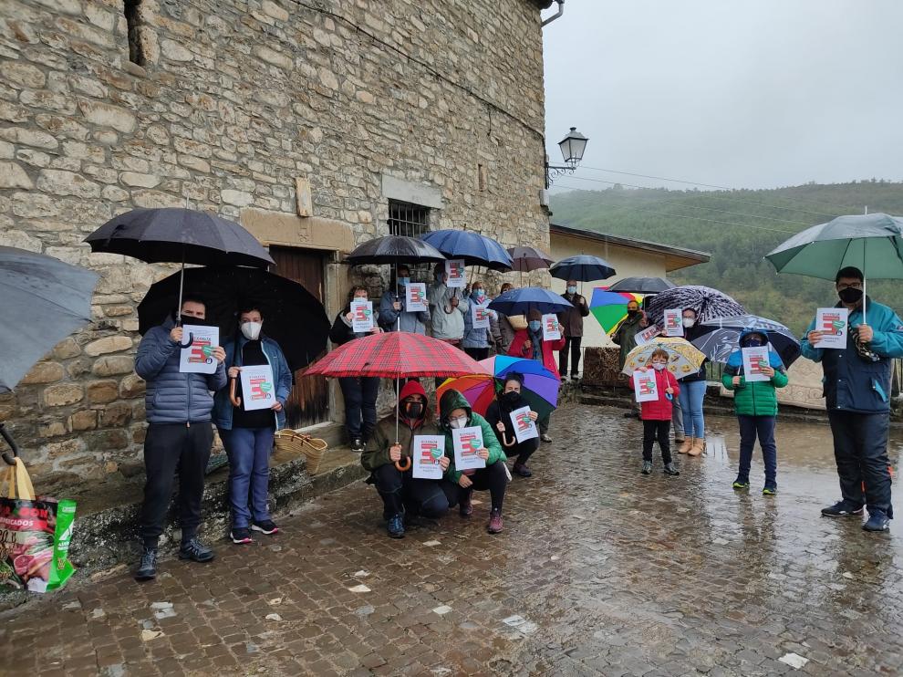 Protesta de los vecinos de Aragüés del Puerto por una sanidad rural digna.