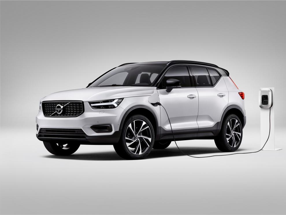 XC40 Recharge plug-in hybrid R-Design expression, in Crystal White Pearl