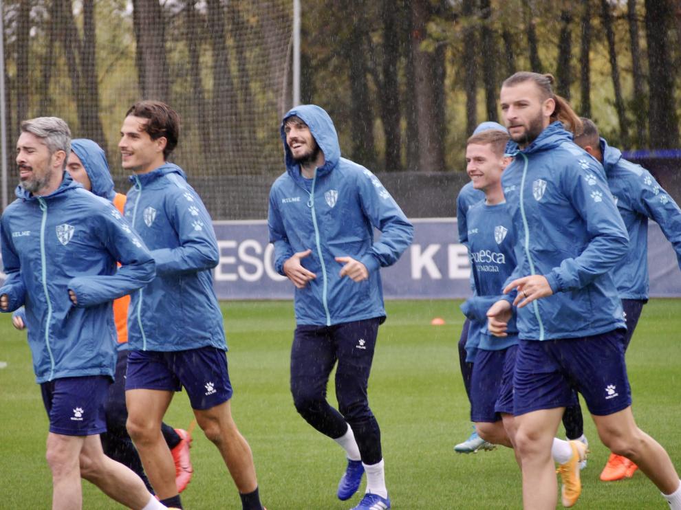 La SD Huesca se ejercitó este domingo bajo la lluvia en el Pirámide.