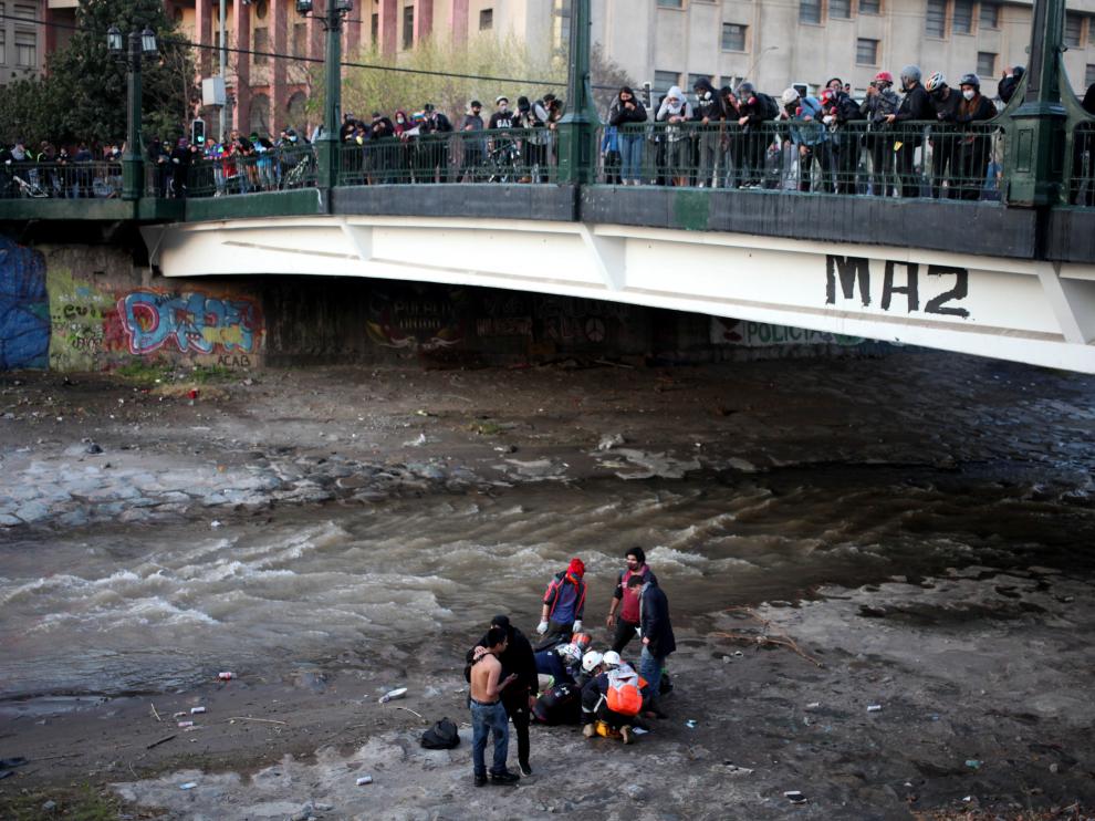 Equipos de emergencia atendiendo al manifestante herido