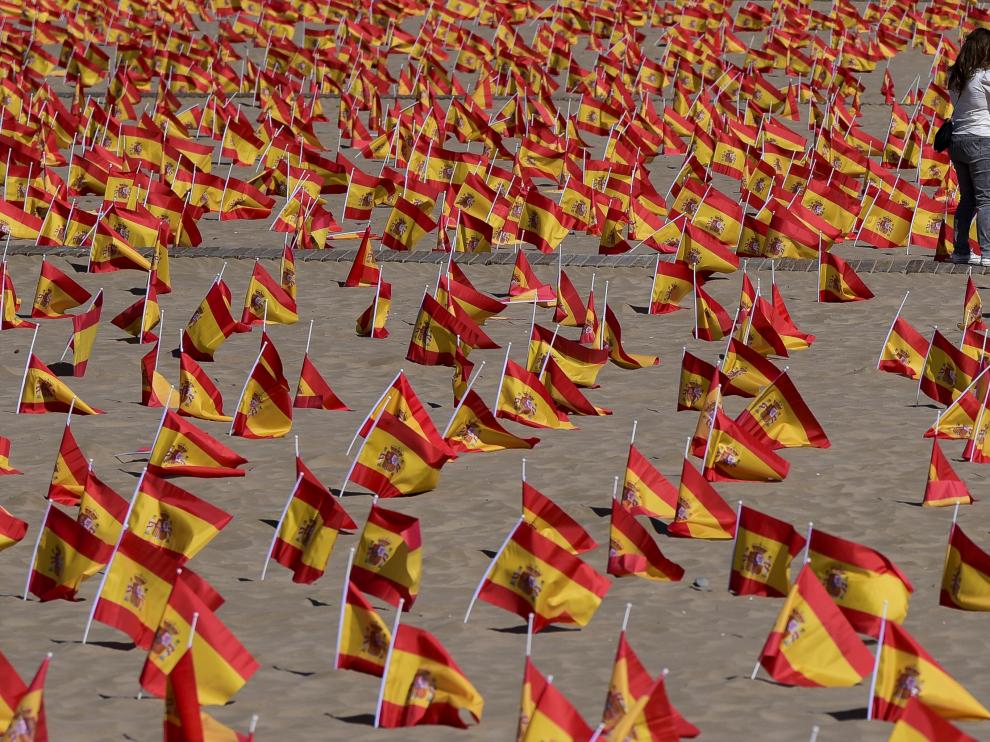 La Patacona, Valencia||  Simpatizantes del GRAPO roban y tiran a la basura 53.000 banderas que se habían puesto en homenaje a los muertos  Playa-de-valencia-con-banderas-por-las-victimas-de-covid