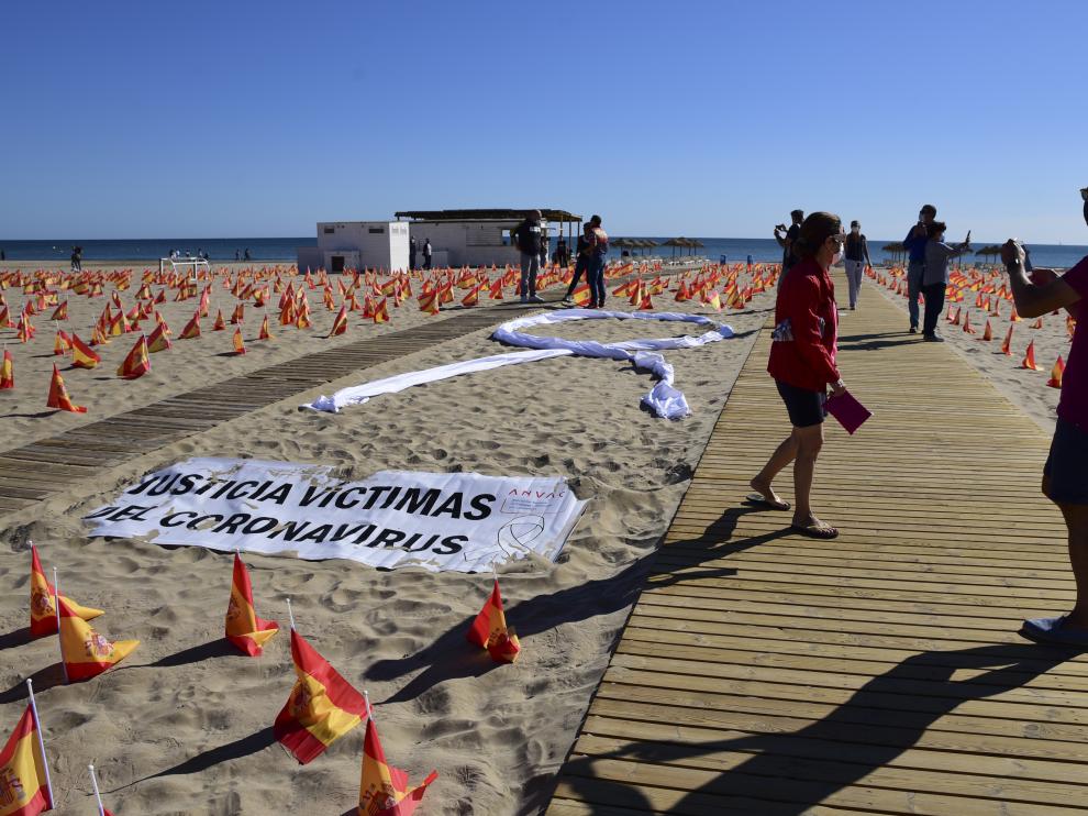 La Patacona, Valencia||  Simpatizantes del GRAPO roban y tiran a la basura 53.000 banderas que se habían puesto en homenaje a los muertos  Playa-de-valencia-con-las-banderas-en-homenaje-a-los-fallecidos-de-covid