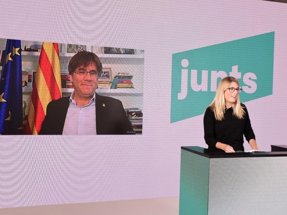 Puigdemont y la vicepresidenta del partido, Elsa Artadi, este domingo.
