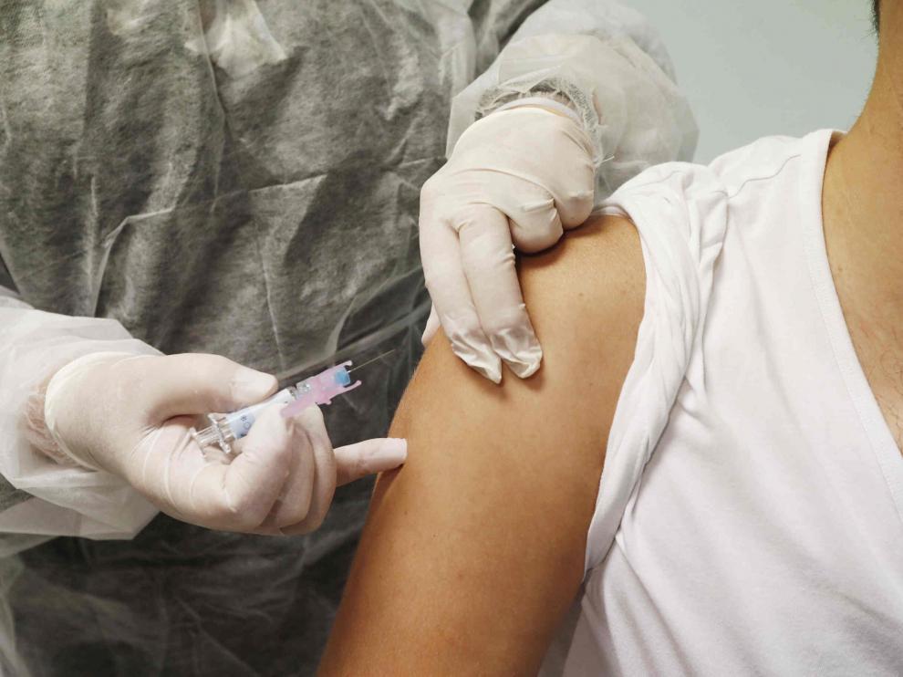 El personal sanitario ha comenzado este 5 de octubre a vacunarse de la gripe.