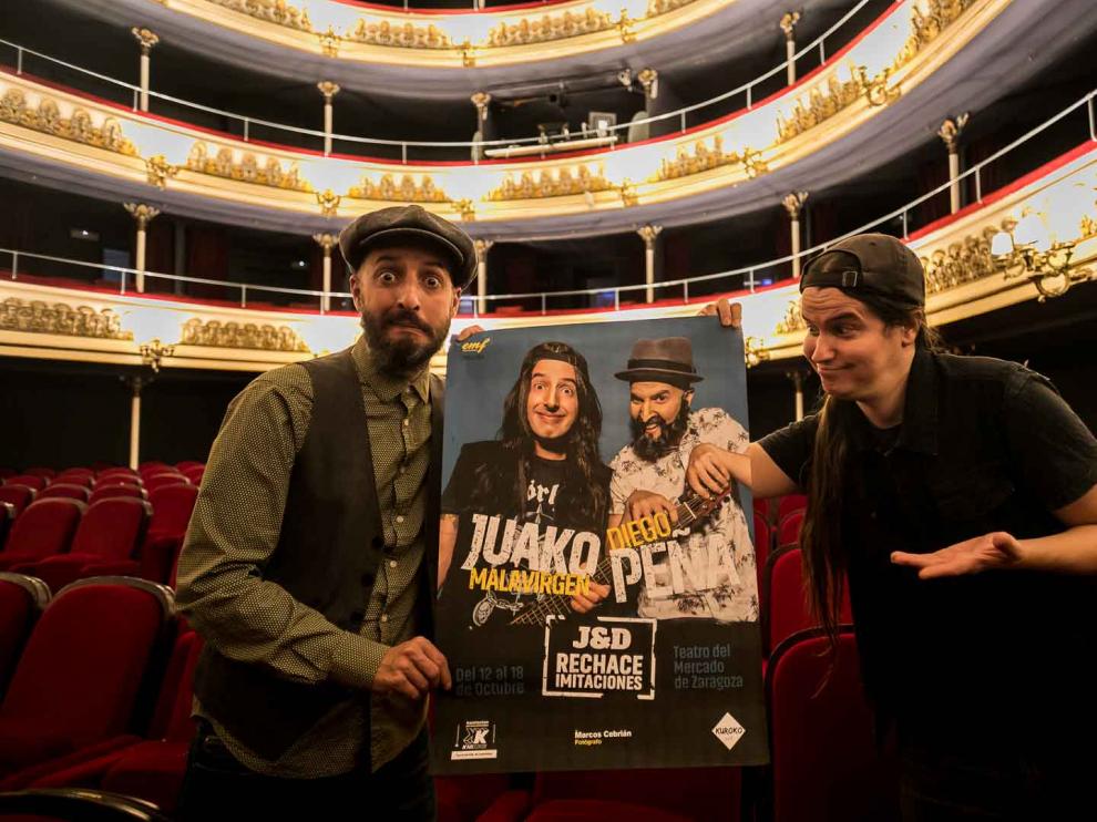 Diego Peña y Juako Malavirgen con el cartel de la obra en el Teatro Principal.