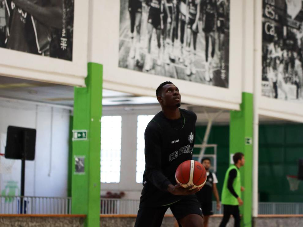 Omogbo, jugador del Levitec Huesca, durante un entrenamiento.