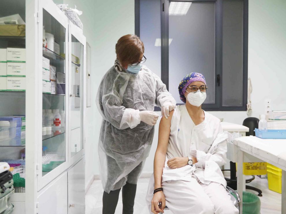 Personal sanitario vacunándose de la gripe en Zaragoza.