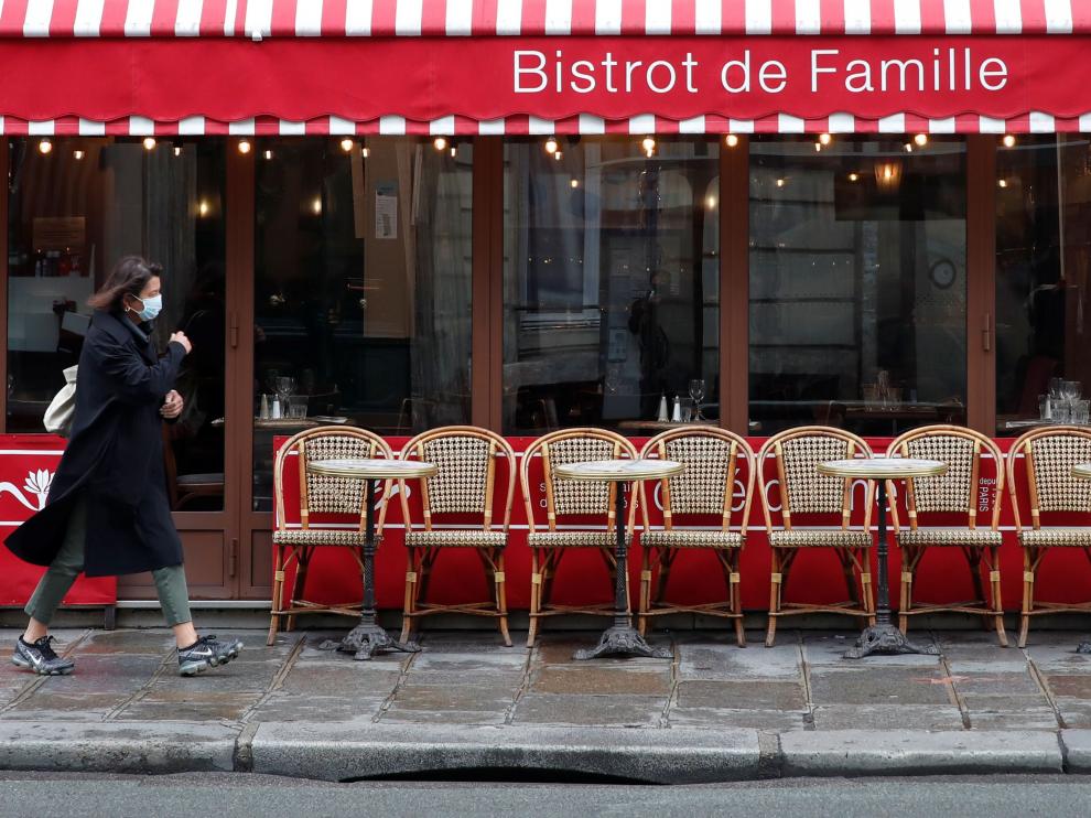 Terraza vacía en las calles de París