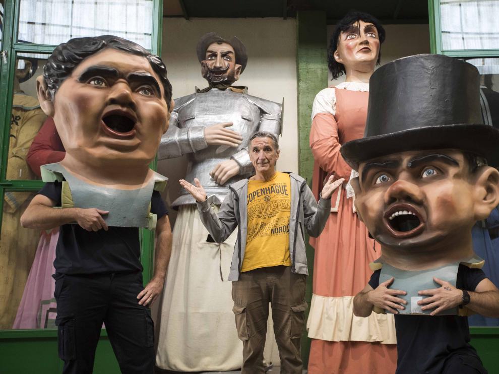 El actor Jaime Ocaña, que ofició las bodas de hueso, posa con sus amigos la Forana y el Forano.
