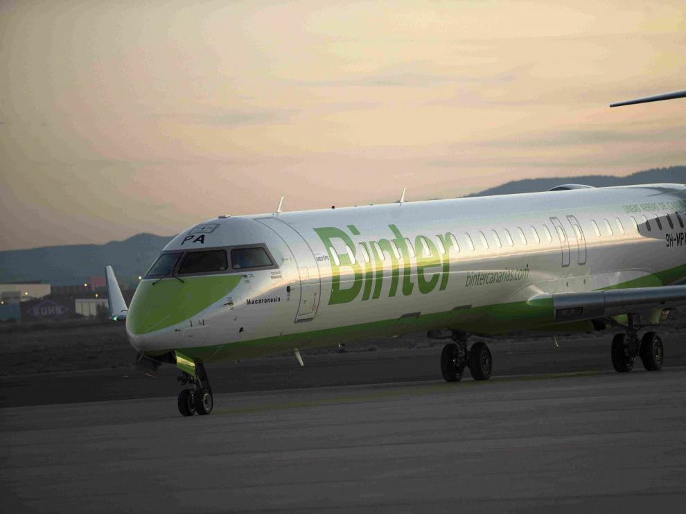 Un vuelo de Binter a su llegada al aeropuerto de Zaragoza