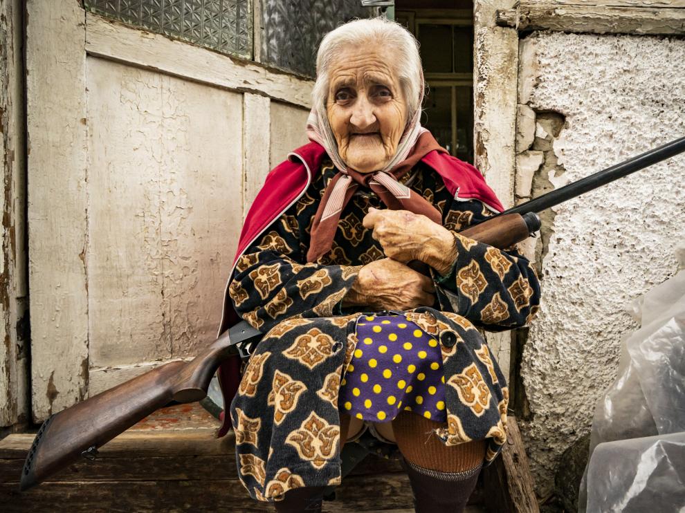 Una anciana armada con un rifle a las puertas de su casa