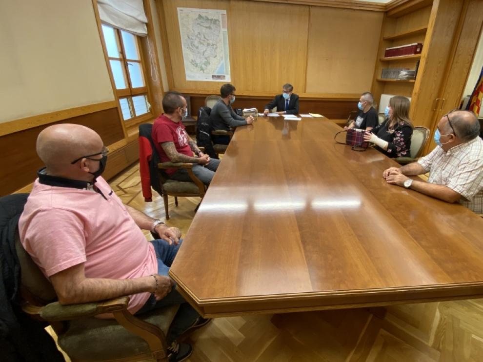 El vicepresidente Arturo Aliaga, en una reunión con representantes del comité de empresa de Alumalsa.