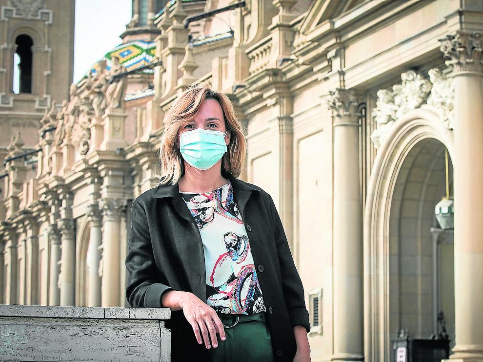 La delegada del Gobierno, Pilar Alegría, con la basílica al Pilar de fondo.
