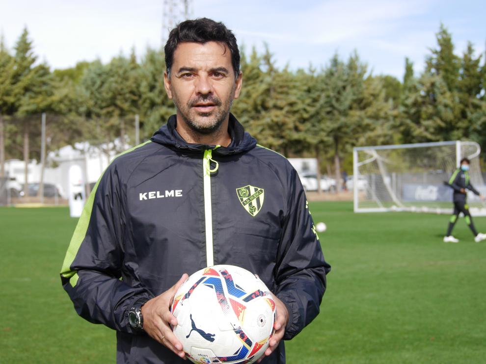 Míchel Sánchez, sujeta un balón, su inseparable herramienta de trabajo, en el Pirámide.