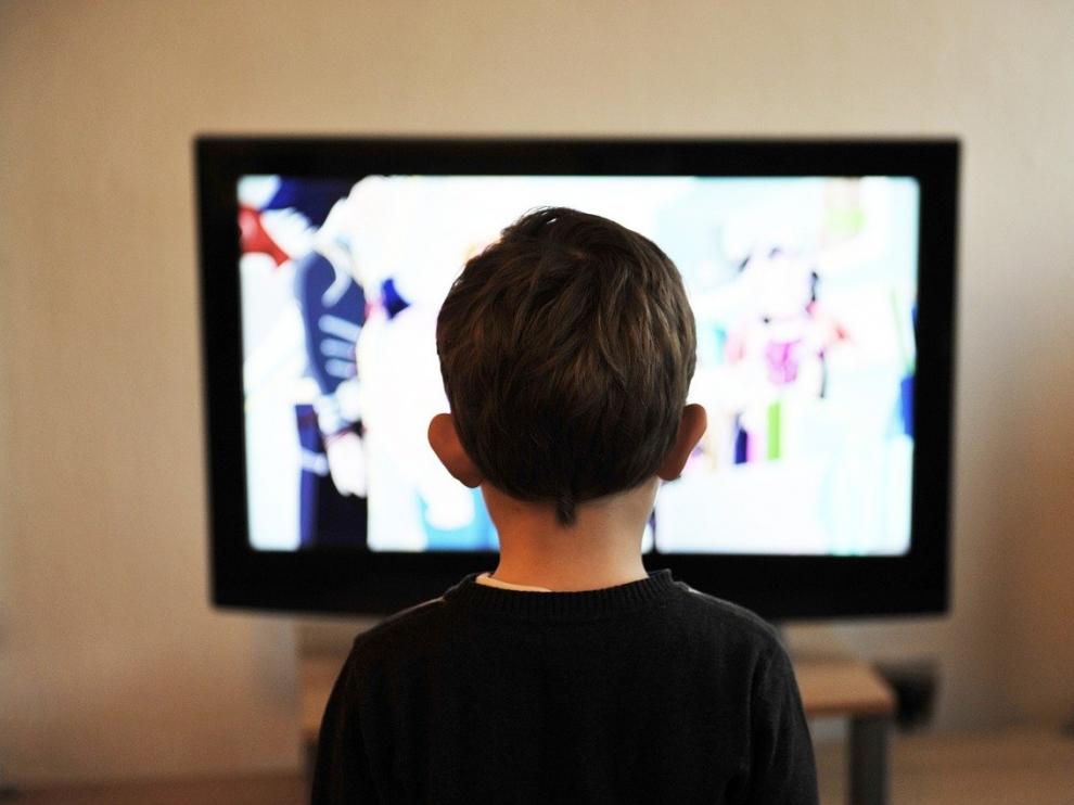 Un niño viendo la televisión