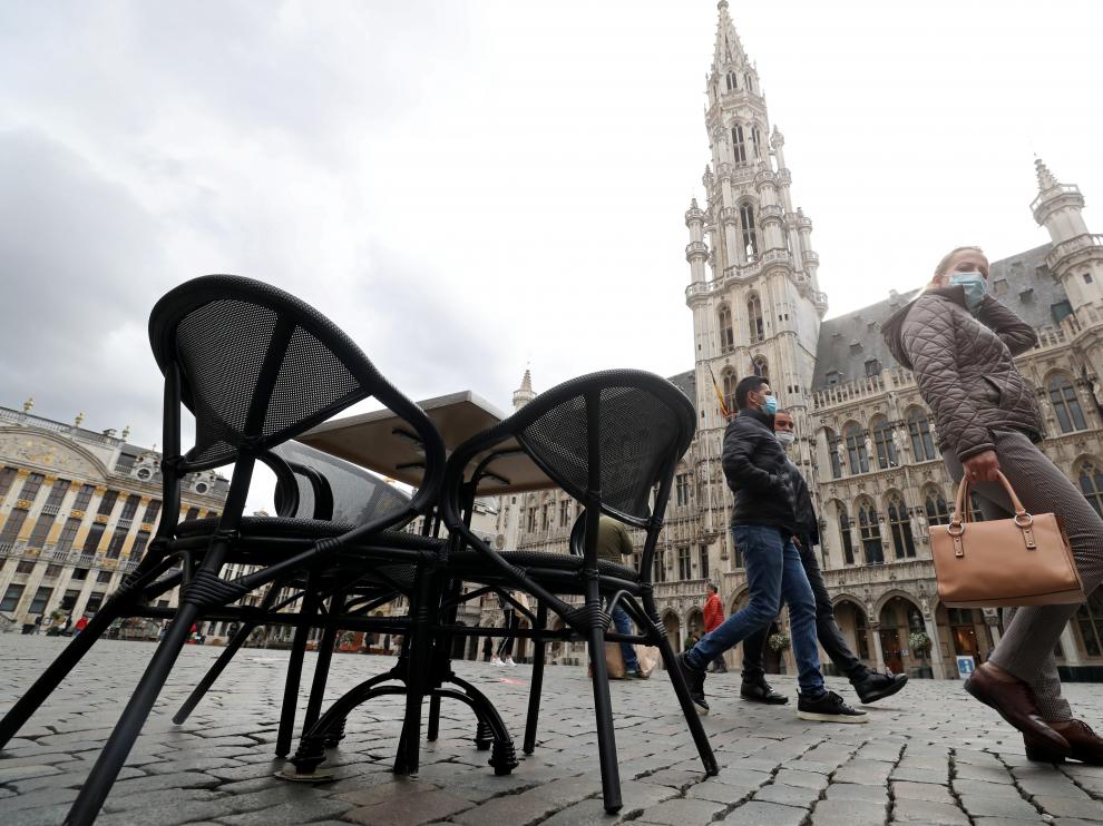 Varias personas pasean por la Grand Place de Bruselas.
