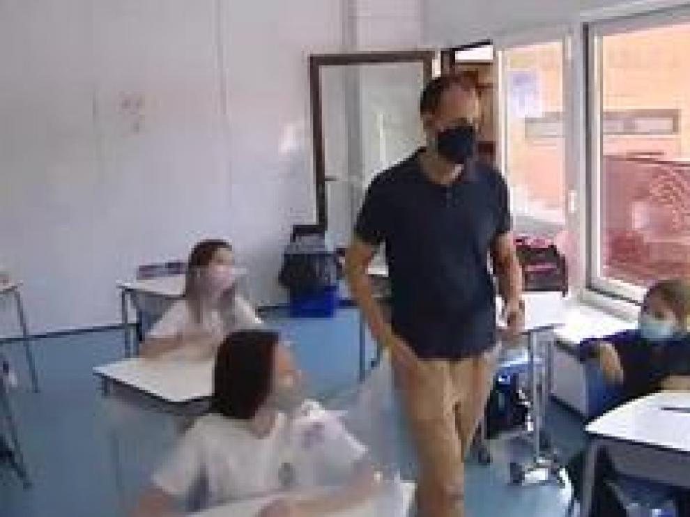 A la mascarilla y la distancia en los colegios hay que sumar el abrigo siempre a mano, y no para salir al recreo, sino para usarlo dentro de clase. Los expertos abogan por la ventilación permanente.