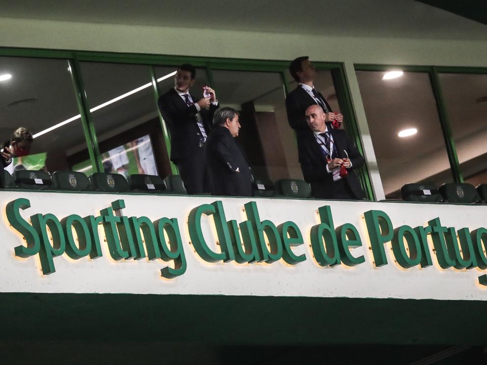 El acuerdo firmado en Lisboa por el presidente de la RFEF, Luis Rubiales (derecha), y por su homólogo de Portugal, Fernando Gomes,