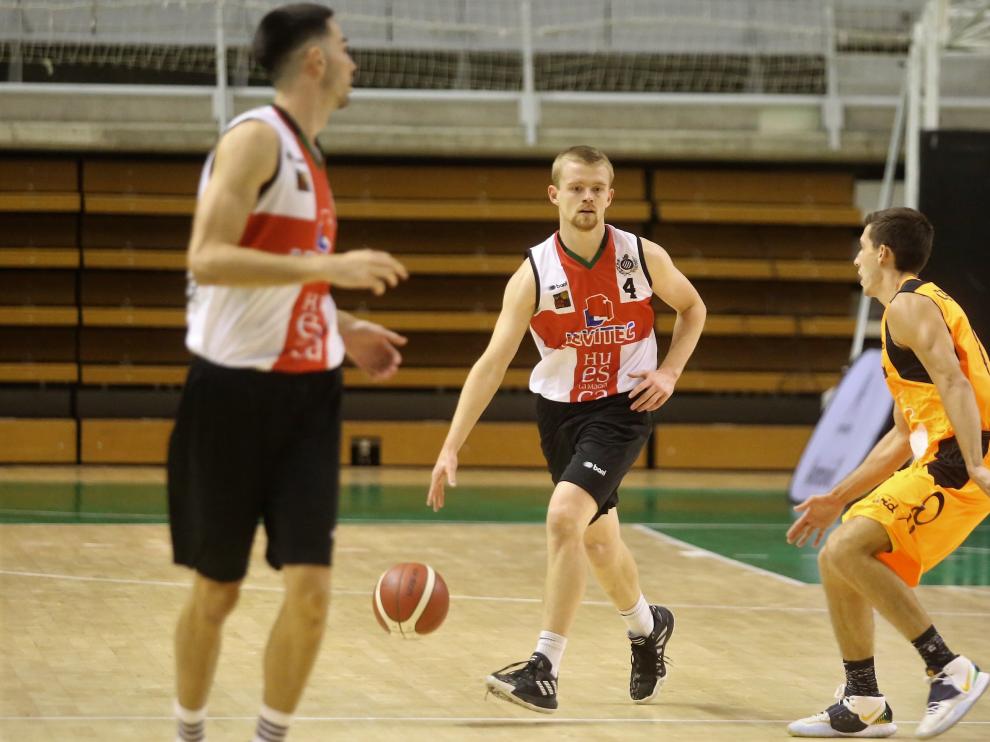 Jacob Round, durante el amistoso con el Força Lleida.