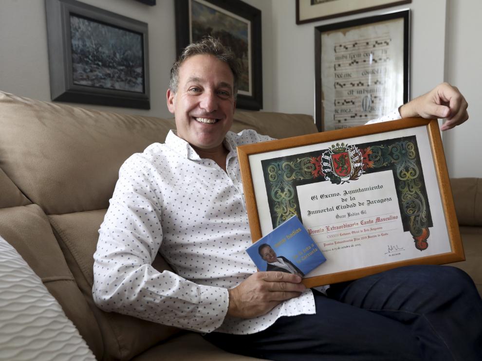 El cantador de jota Óscar Badías, con el título de Premio extrarodinario del Certamen Oficial de la Jota del Pilar en 2019, en su domicilio de Huesca.