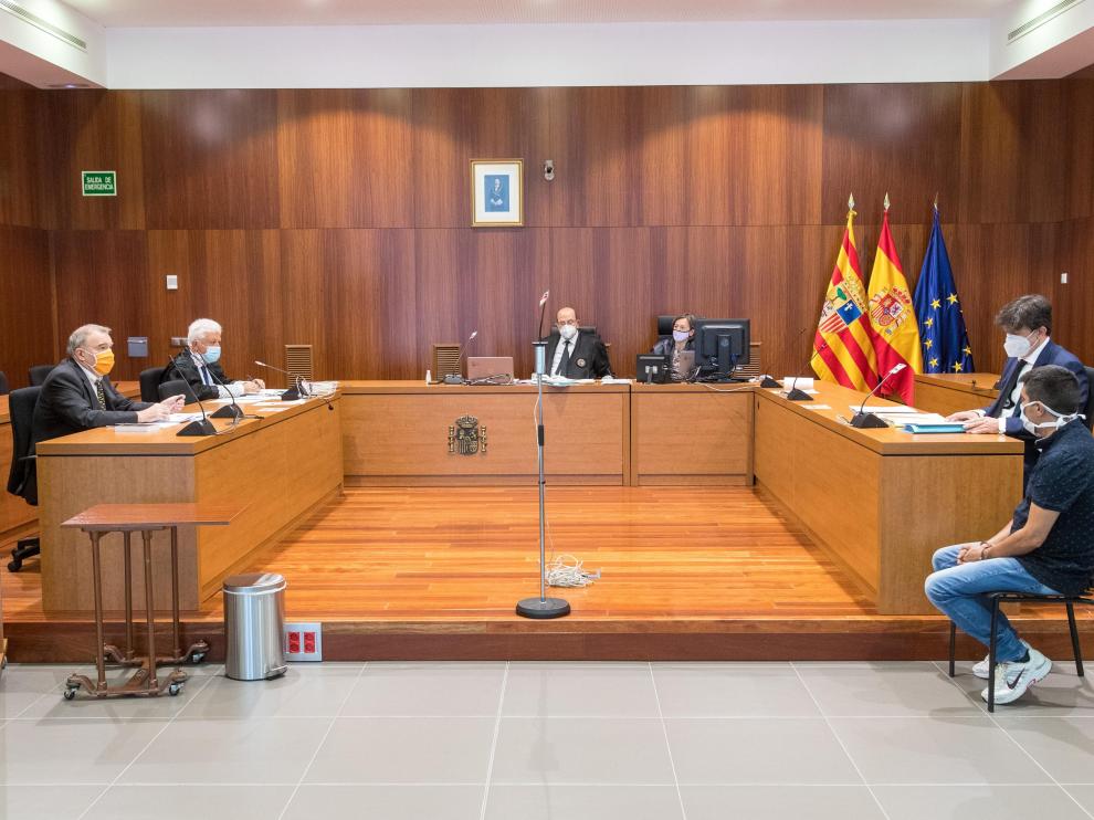 El acusado Julio Pérez Lapeña, junto a su abogado Carlos Gimnénez, dsurante el juicio en la Audiencia de Zaragoza.