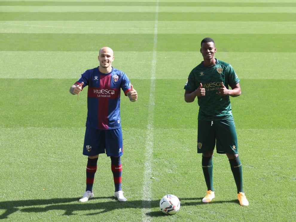 Sandro Ramírez e Idrissa Doumbia, sobre el césped de El Alcoraz.
