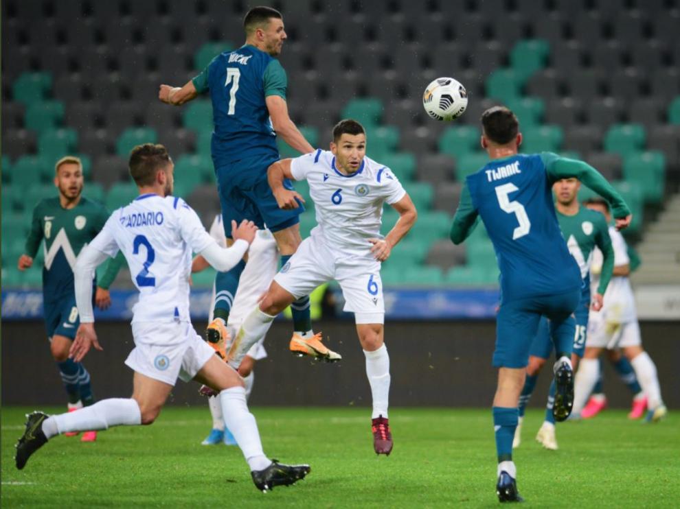 Vuckic se eleva sobre la defensa de San Marino en un remate.