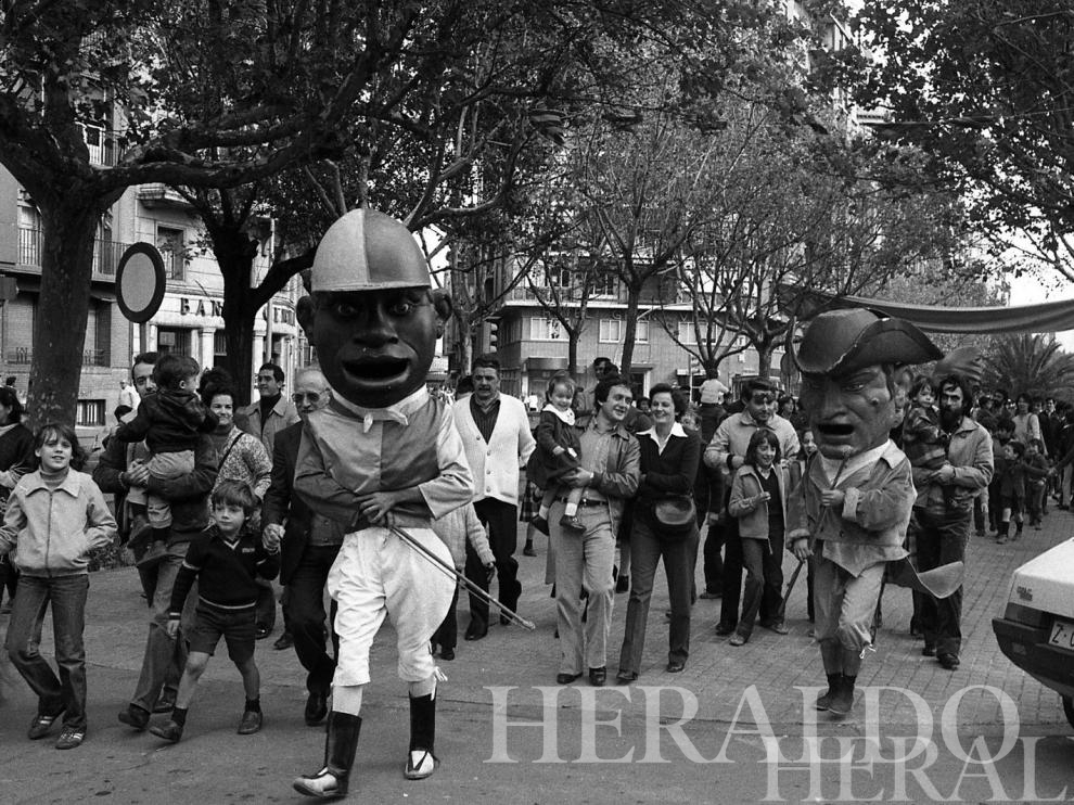 1980. Cabezudos.