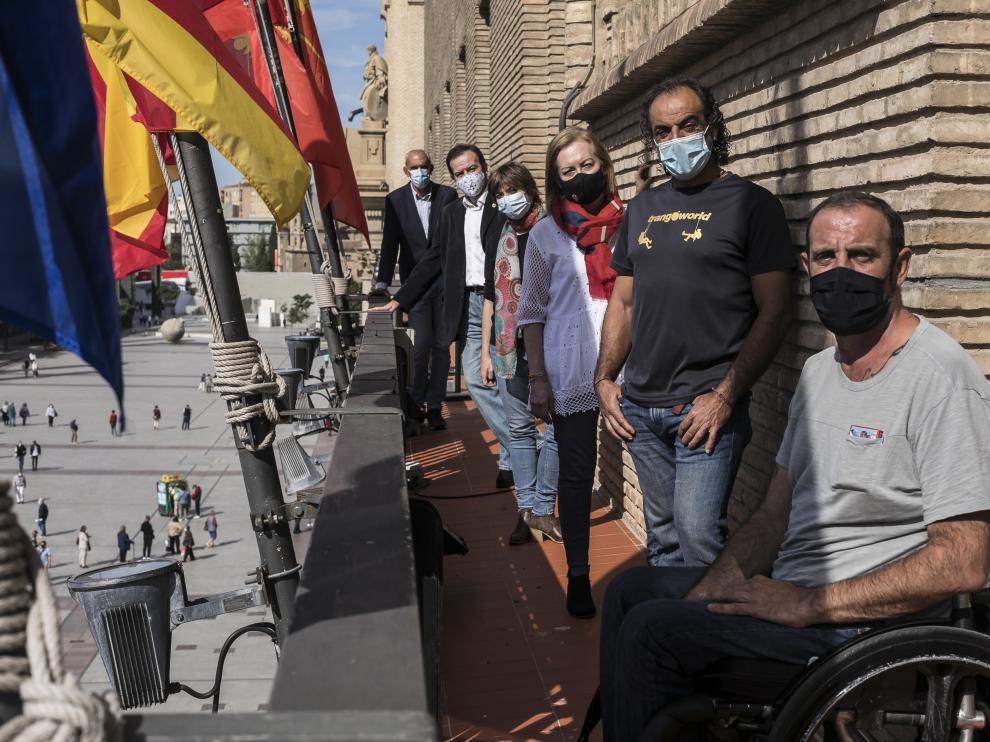 De izquierda a derecha, en el balcón desde el que se lee el pregón, el portero Andoni Cedrún (pregonero en 1999), el cantante de B Vocal Fermín Polo (2019), la actriz de Oregón Televisión Marisol Aznar (2013), la empresaria María Jesús Lorente (2018), el alpinista Carlos Pauner (2003) y el expresidente de Interpeñas Braulio Cantera (2014).