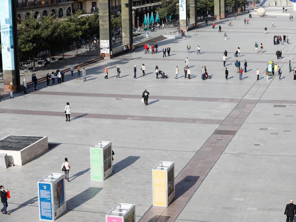 Colas en la plaza del Pilar para entrar a la basílica.