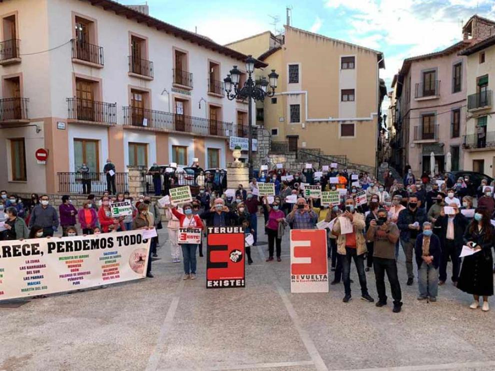 Varios cientos de personas se han concentrado en Montalbán para reclamar la reapertura de la oficina de la Seguridad Social.