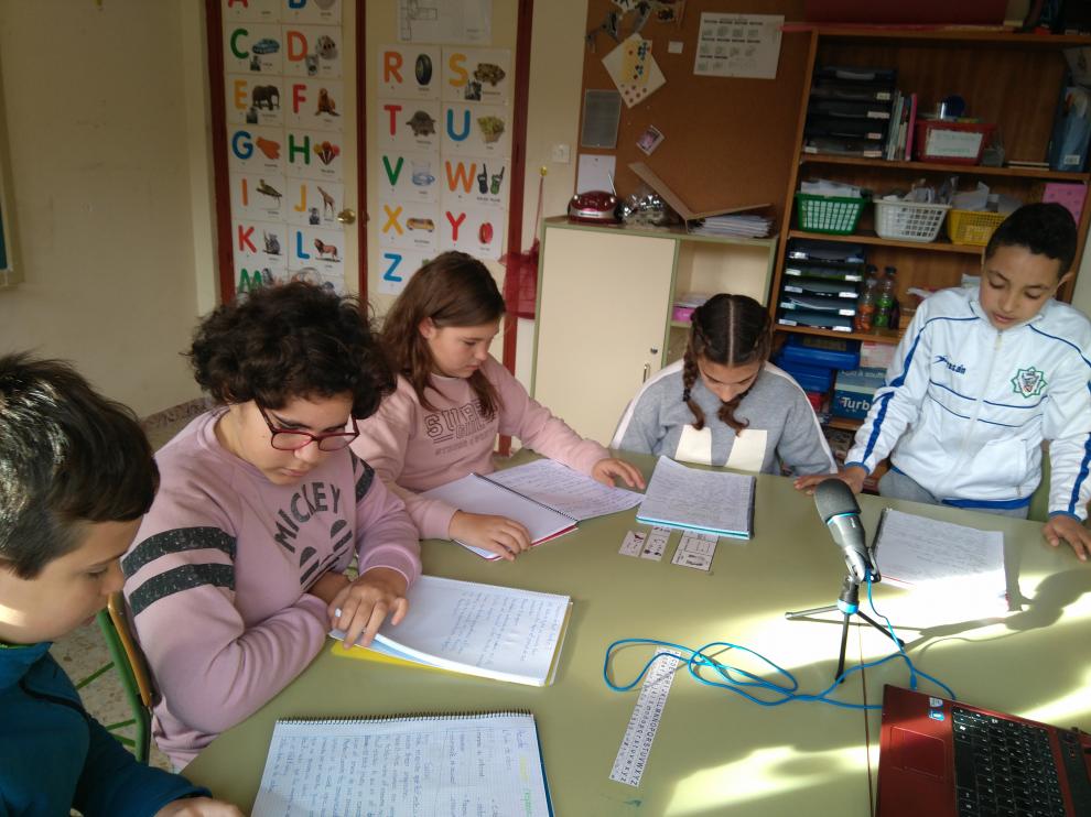 Los 'Mineritos FM', en acción, grabando uno de sus programas de radio