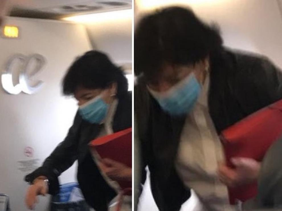 Isabel Celaá abandona el avión tras aterrizar en Bilbao.
