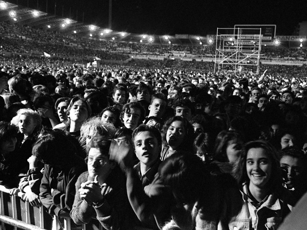 El público que abarrotaba La Romareda en el concierto de Mecano en 1989.