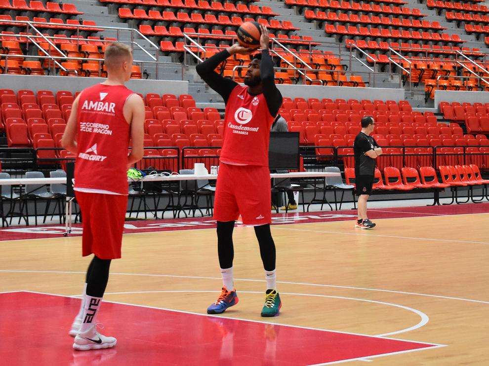 Jason Thompson lanza a canasta durante un entrenamiento.