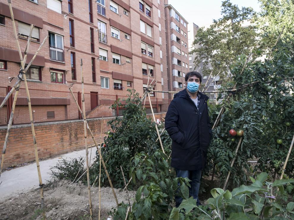 Rodrigo J. García es el responsable de este huerto comunitario, ubicado en el barrio de Delicias.