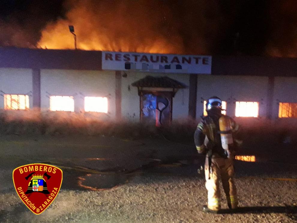 Trabajos de extinción del incendio en Cariñena.