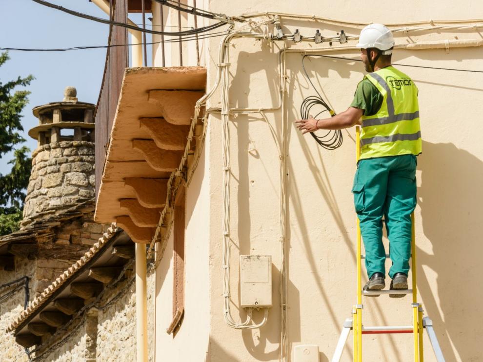 Un operario instala los cables de la banda ancha en la localidad de Bernués.