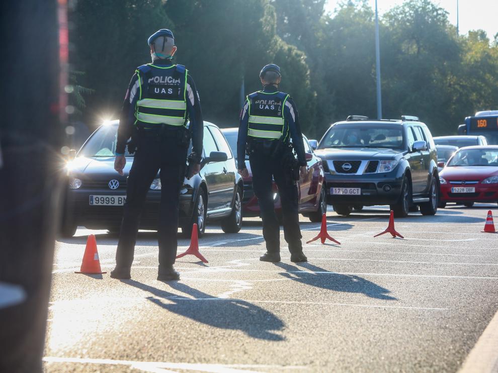 Controles policiales en la capital, este sábado, tras el anuncio del estado de alarma.