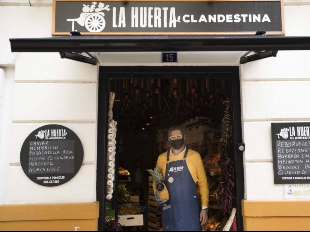 Miguel Ángel Fuentes, a las puertas de su comercio.