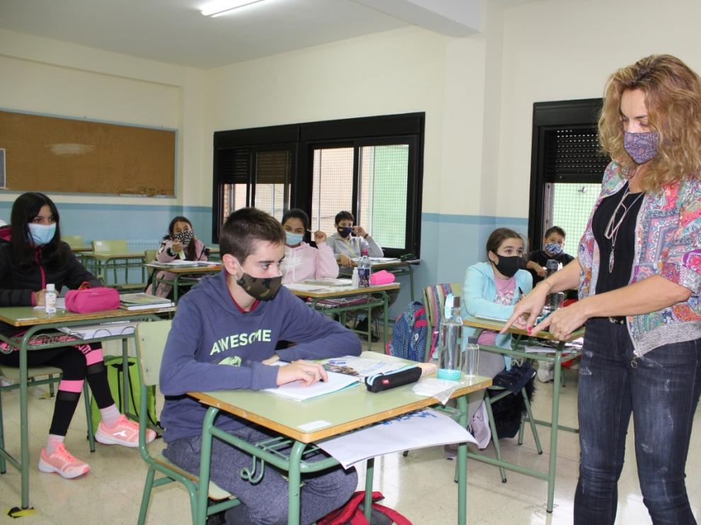 La directora de Grañén, Susana Paúles, muestra el kit contra el covid que tiene cada alumno.