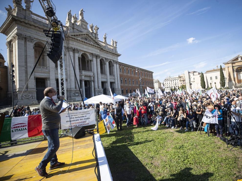 Roma (Italy), 10/10/2020.- People attend a 'No Mask' protest rally 'Marcia della Liberazione' in Rome, Italy, 10 October 2020. The sit-in protest action is held against mandatory usage of face masks in public and in general against the government's management of the coronavirus Covid19 pandemic. (Protestas, Italia, Estados Unidos, Roma) EFE/EPA/MASSIMO PERCOSSI Protest against coronavirus measures in Italy