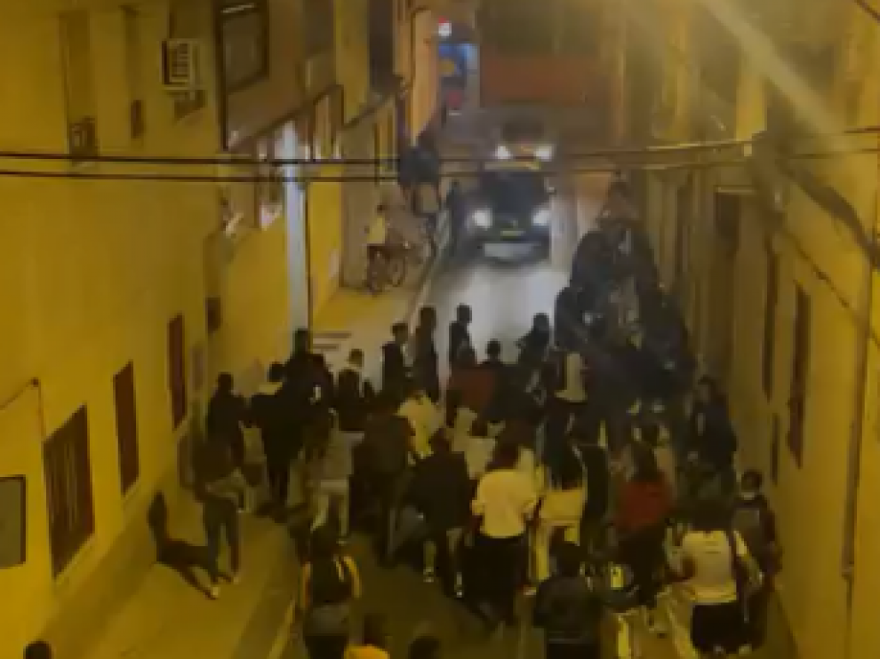 Un momento de la pelea entre jóvenes ocurrida el jueves por la noche en Delicias.