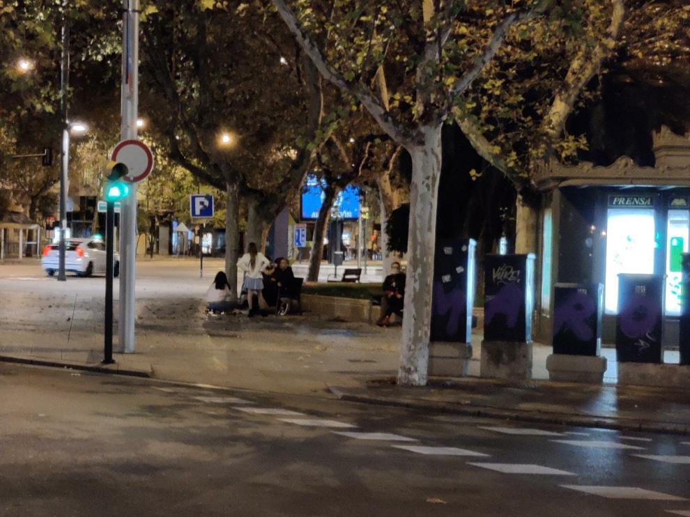 Varios jóvenes, la pasada madrugada en las calles de Zaragoza.