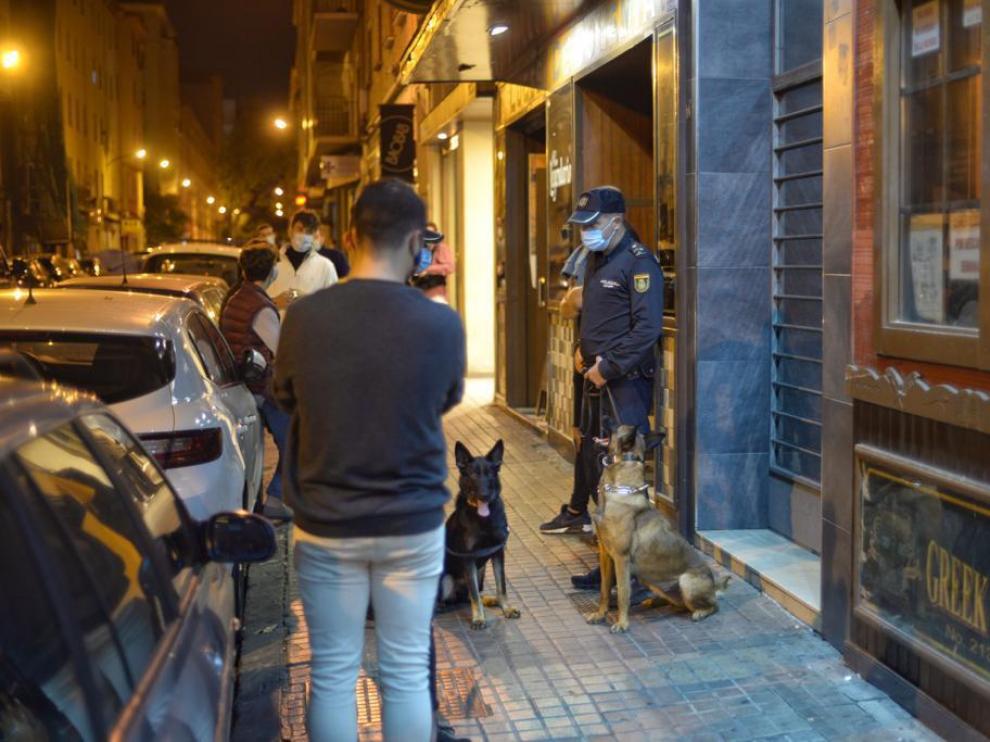Actuación policial en Zaragoza en el puente del Pilar.